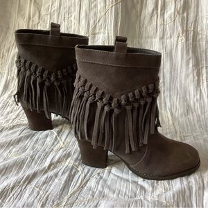 New suede Sbicca fringed boots! Size 6 -